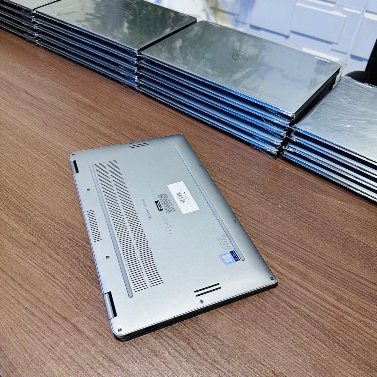 Dell Latitude 7400 2 - in - 1 - 8th Gen. Intel Core i7 - 256GB SSD - 16GB RAM - Keyboard Light - Touchscreen - Facial Recognition