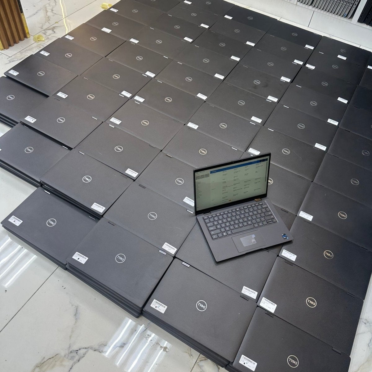 Dell Latitude 7420 2 - in - 1 - 11th Gen. Intel Core i5 - 256GB SSD - 16GB RAM - Touchscreen - (Minor body dent)