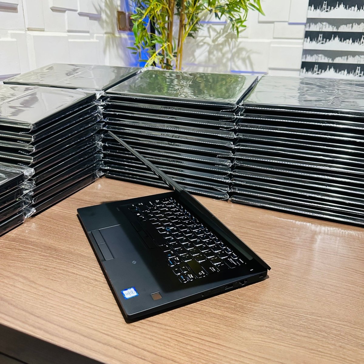 Dell Latitude 7480 - 6th Gen. Intel Core i7 - 256GB SSD - 16GB RAM - Keyboard Light