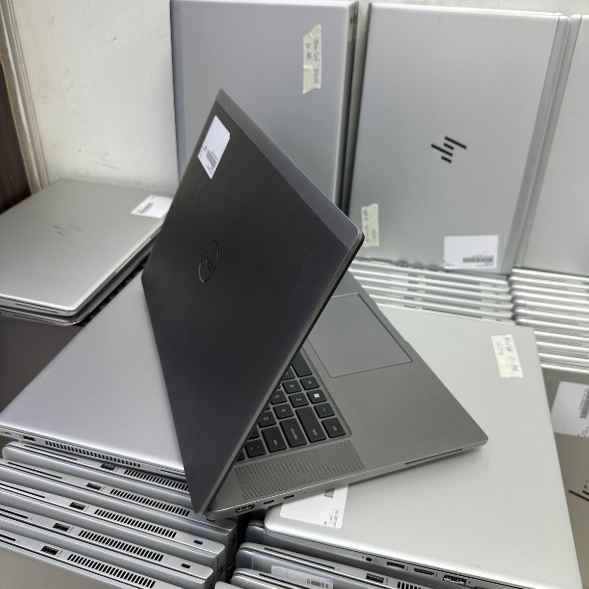 Dell Latitude 7640 - 13th Gen. Intel Core i7 - 1TB SSD - 32GB RAM - Keyboard Light