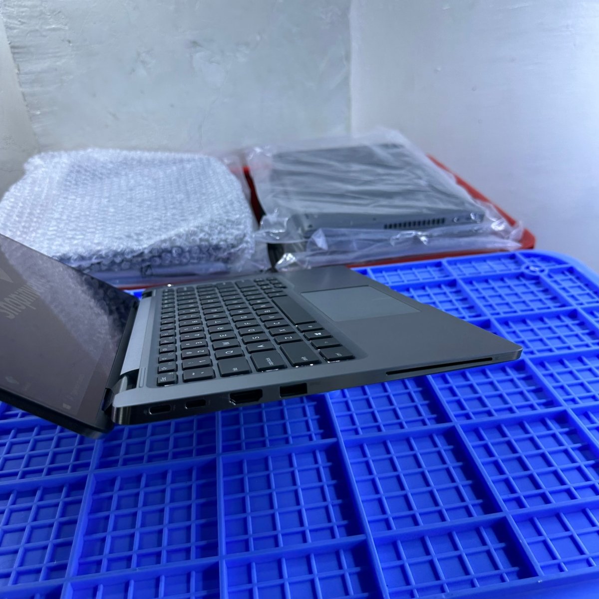 Dell Latitude 9410 2 - in - 1 - 10th Gen. Intel Core i7 - 512GB SSD - 16GB RAM - Touchscreen - Keyboard Light