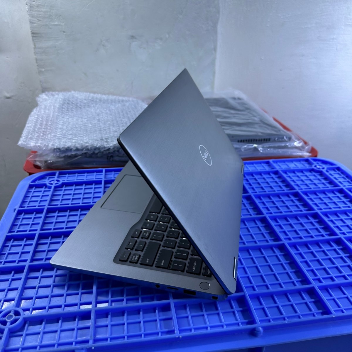 Dell Latitude 9410 2 - in - 1 - 10th Gen. Intel Core i7 - 512GB SSD - 16GB RAM - Touchscreen - Keyboard Light