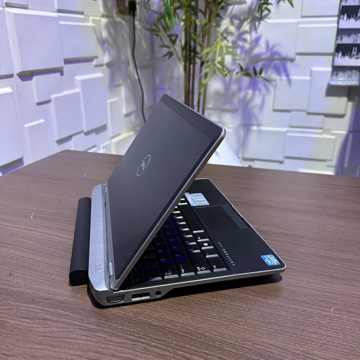 Dell Latitude E6220 - Intel Core i5 - 500GB HDD - 8GB RAM - Keyboard Light - (Minor body dent)