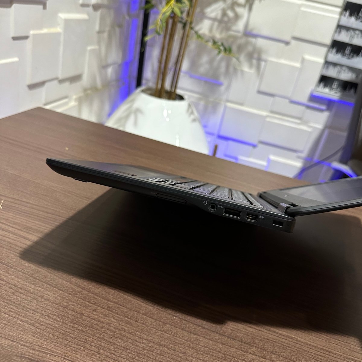 Dell Latitude E7250 - Intel Core i5 - 128GB SSD - 4GB RAM - keyboard Light