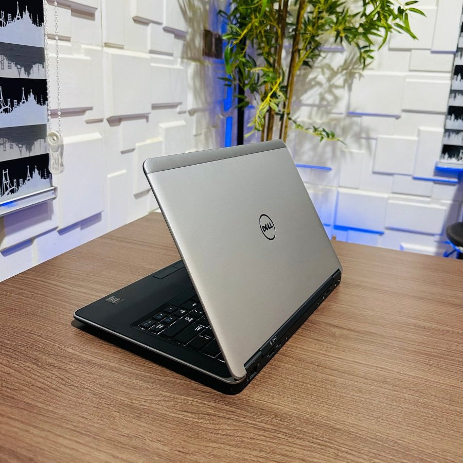 Dell Latitude E7440 - Intel Core i5 - 256GB SSD - 8GB RAM - Keyboard Light