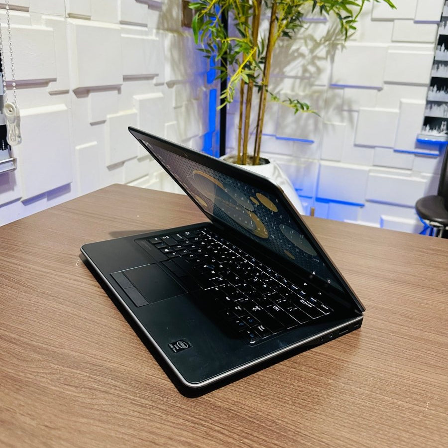 Dell Latitude E7440 - Intel Core i5 - 256GB SSD - 8GB RAM - Keyboard Light