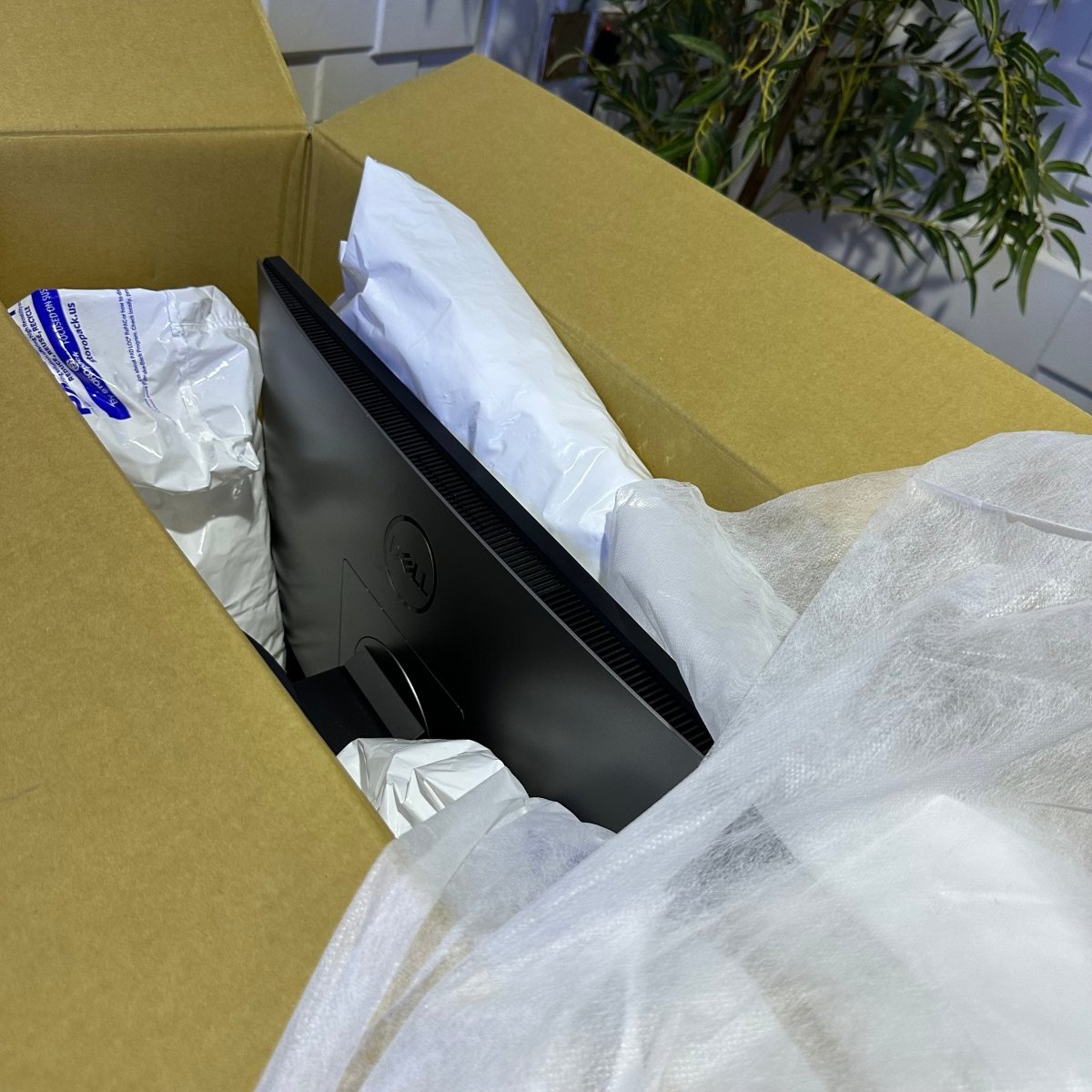 Dell Optiplex 7460 All in One Desktop - 8th Gen. Intel Core i5 - 256GB SSD + 1TB HDD - 16GB RAM