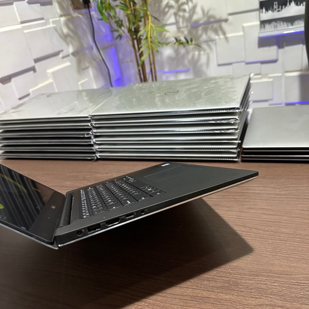 Dell Precision 5520 - 7th Gen. Intel Core i7 - 512GB SSD - 16GB RAM - 4GB Nvidia Quadro Graphics - HDMI - Keyboard Light