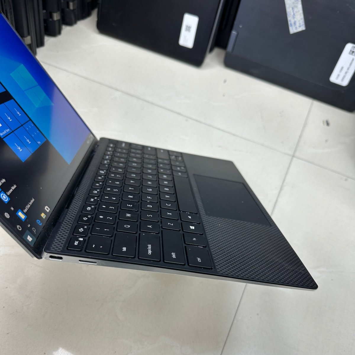 Dell XPS 13 9300 - 10th Gen. Intel Core i5 - 256GB SSD - 8GB RAM - Keyboard Light