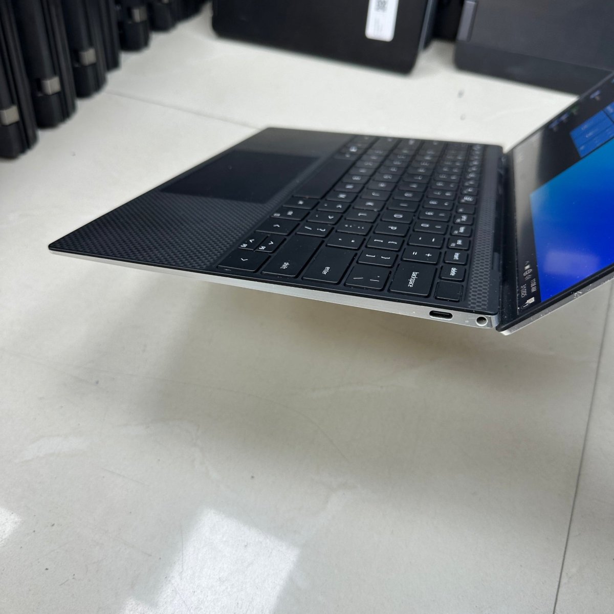 Dell XPS 13 9300 - 10th Gen. Intel Core i5 - 256GB SSD - 8GB RAM - Keyboard Light
