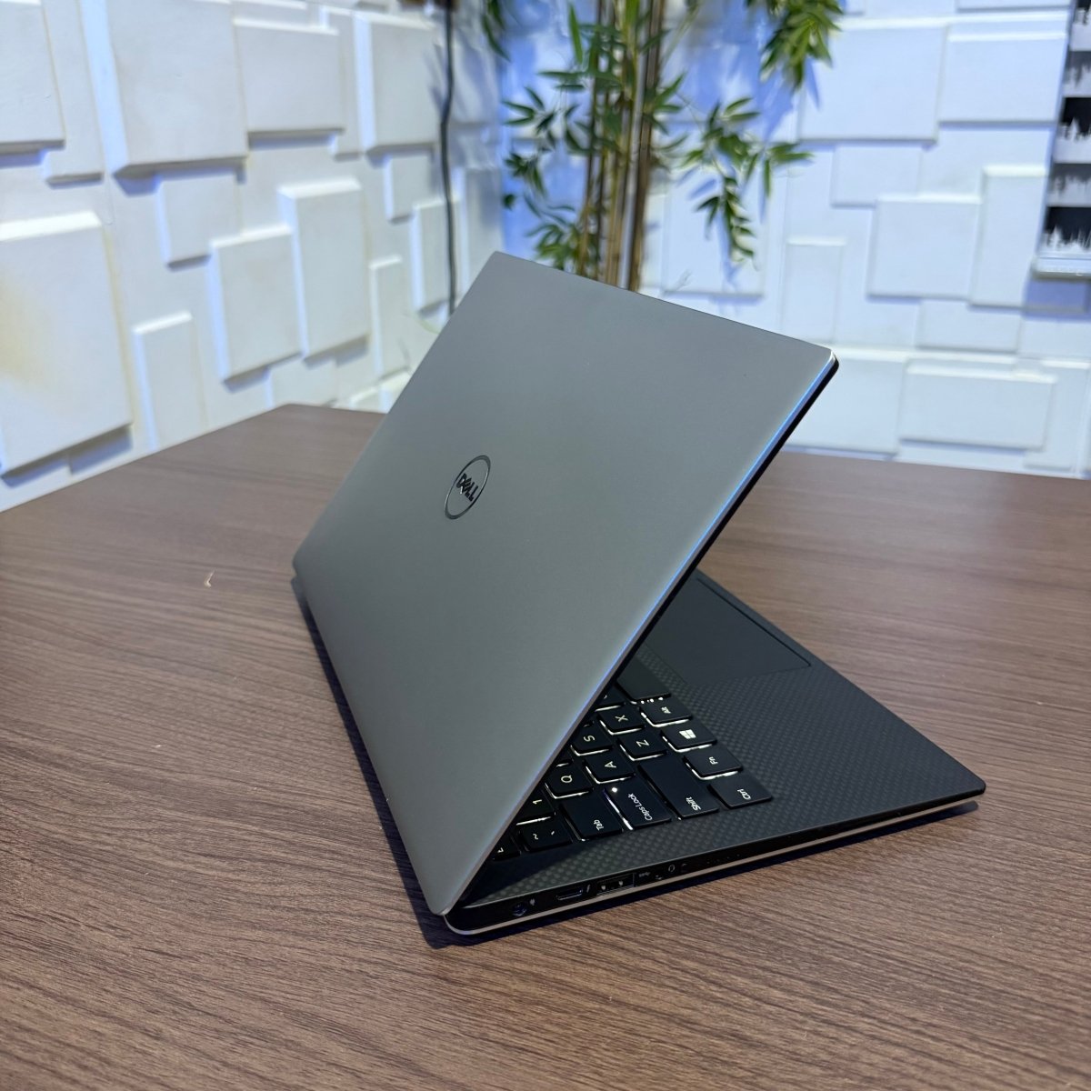 Dell XPS 13 9350 | 6th Gen Core i7 | 8GB RAM | 256GB SSD | Touchscreen | Backlit Keyboard