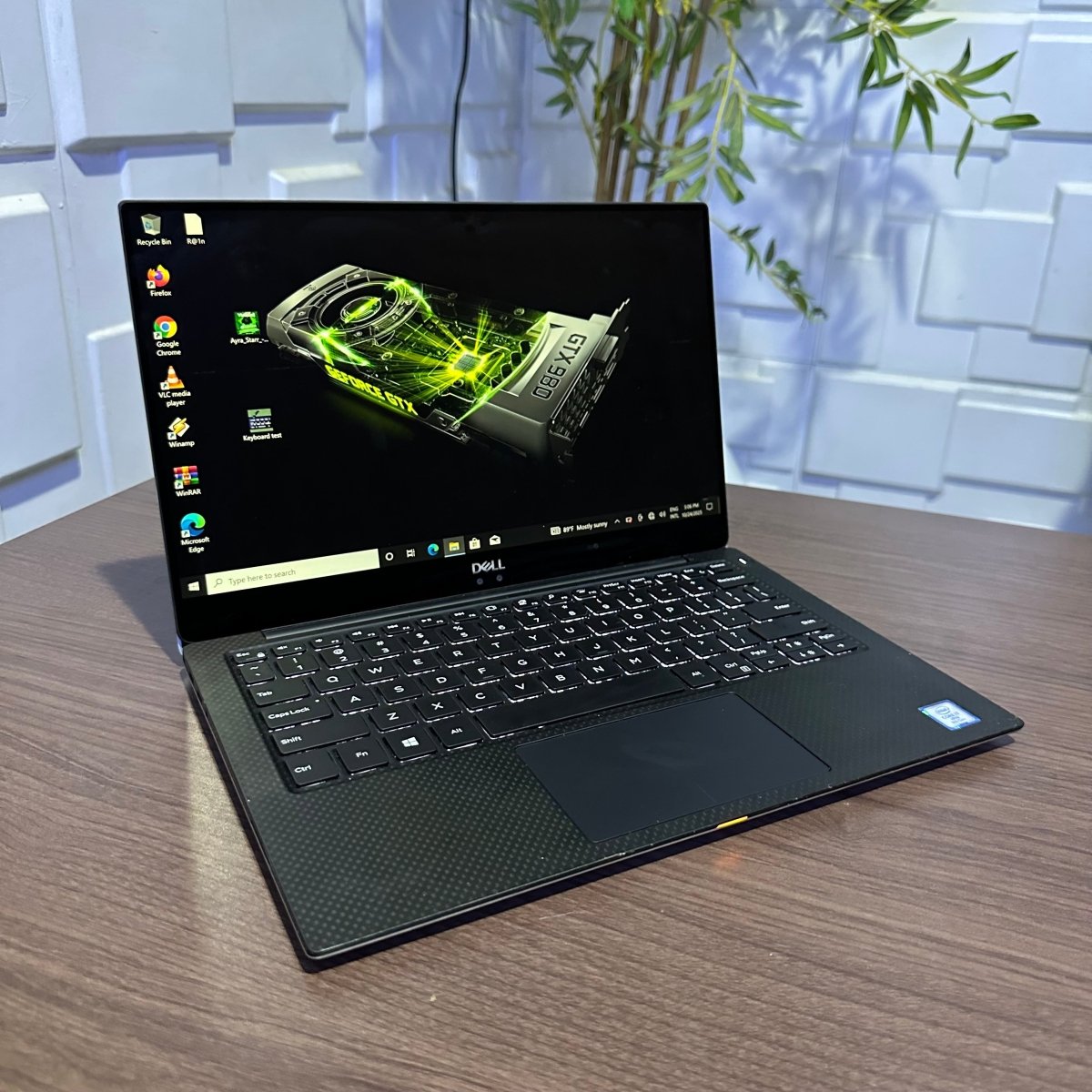 Dell XPS 13 9370 - 8th Gen. Core i7 - 256GB SSD - 16GB RAM - Touchscreen - Keyboard Light