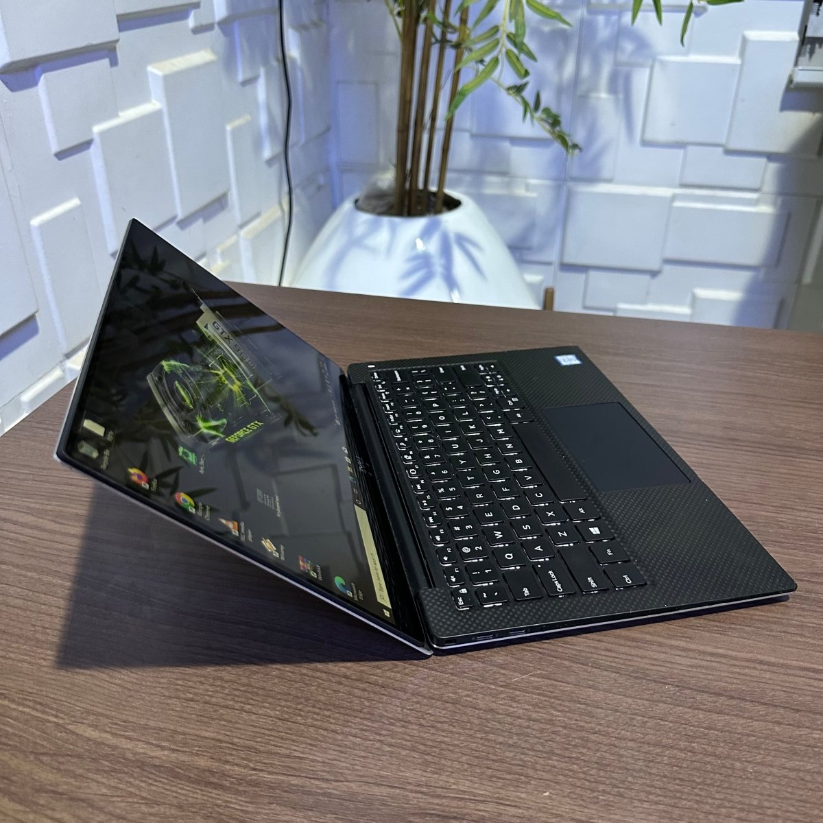 Dell XPS 13 9370 - 8th Gen. Core i7 - 256GB SSD - 16GB RAM - Touchscreen - Keyboard Light