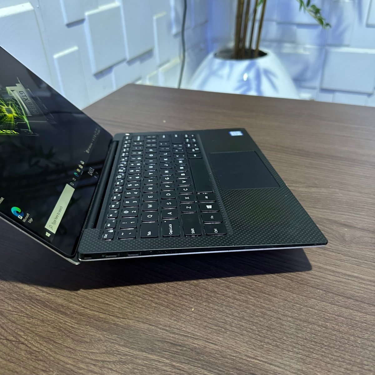 Dell XPS 13 9370 - 8th Gen. Core i7 - 256GB SSD - 16GB RAM - Touchscreen - Keyboard Light