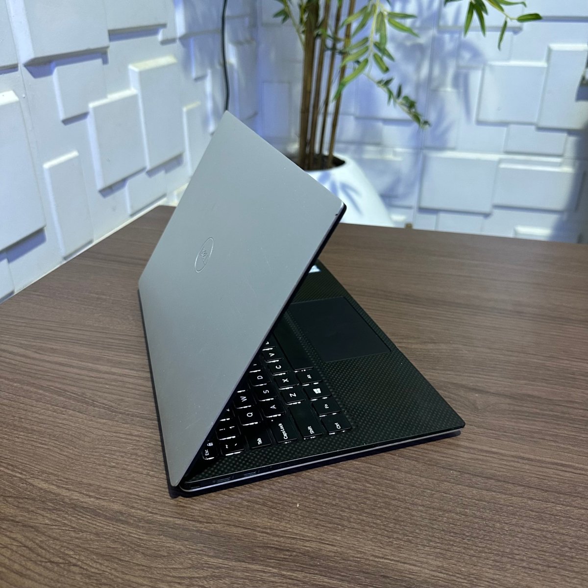 Dell XPS 13 9370 - 8th Gen. Core i7 - 256GB SSD - 16GB RAM - Touchscreen - Keyboard Light