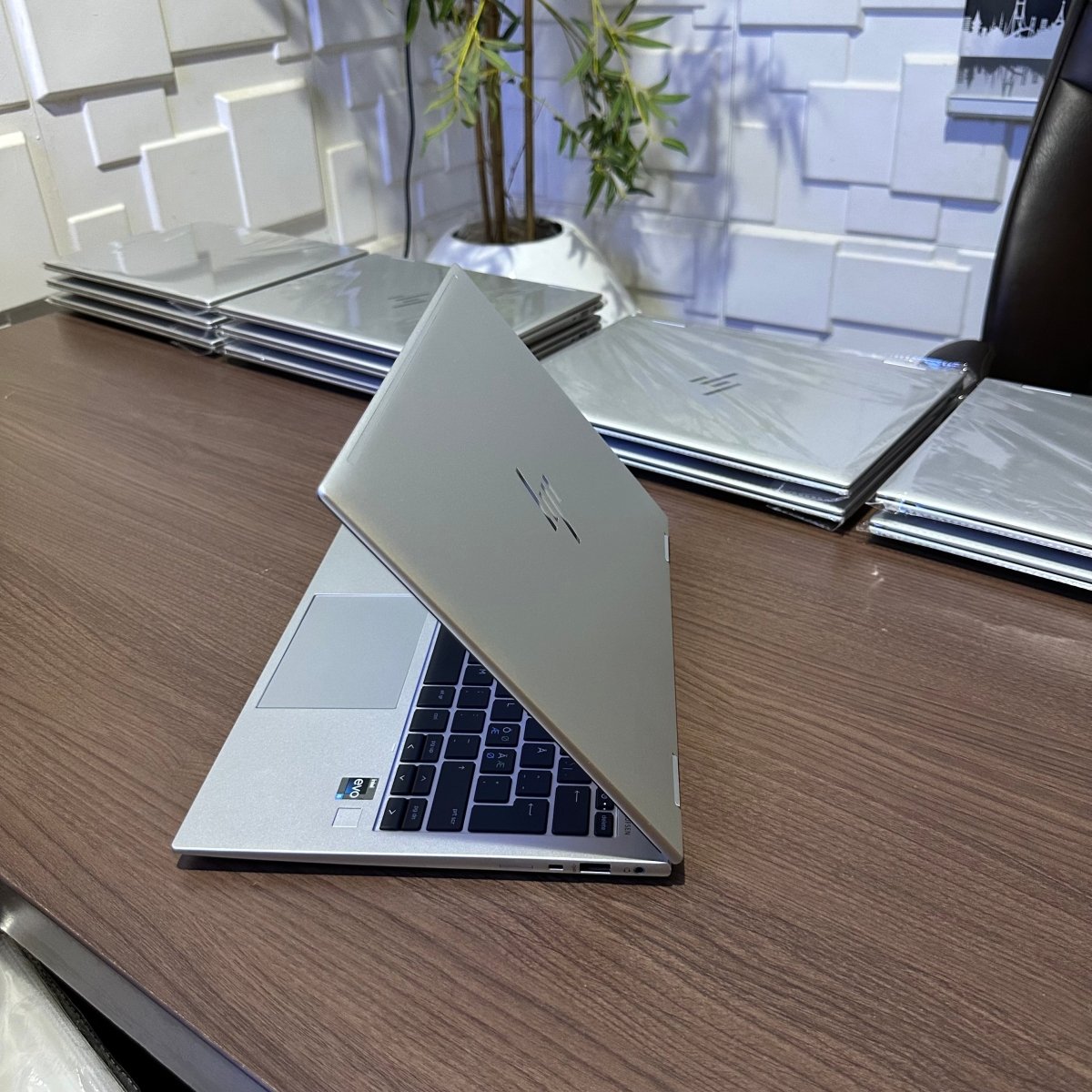 HP Elite x360 1040 G9 2 - in - 1 - 12th Gen Intel Core i5 - 256GB SSD - 16GB RAM - Touchscreen - Keyboard Light