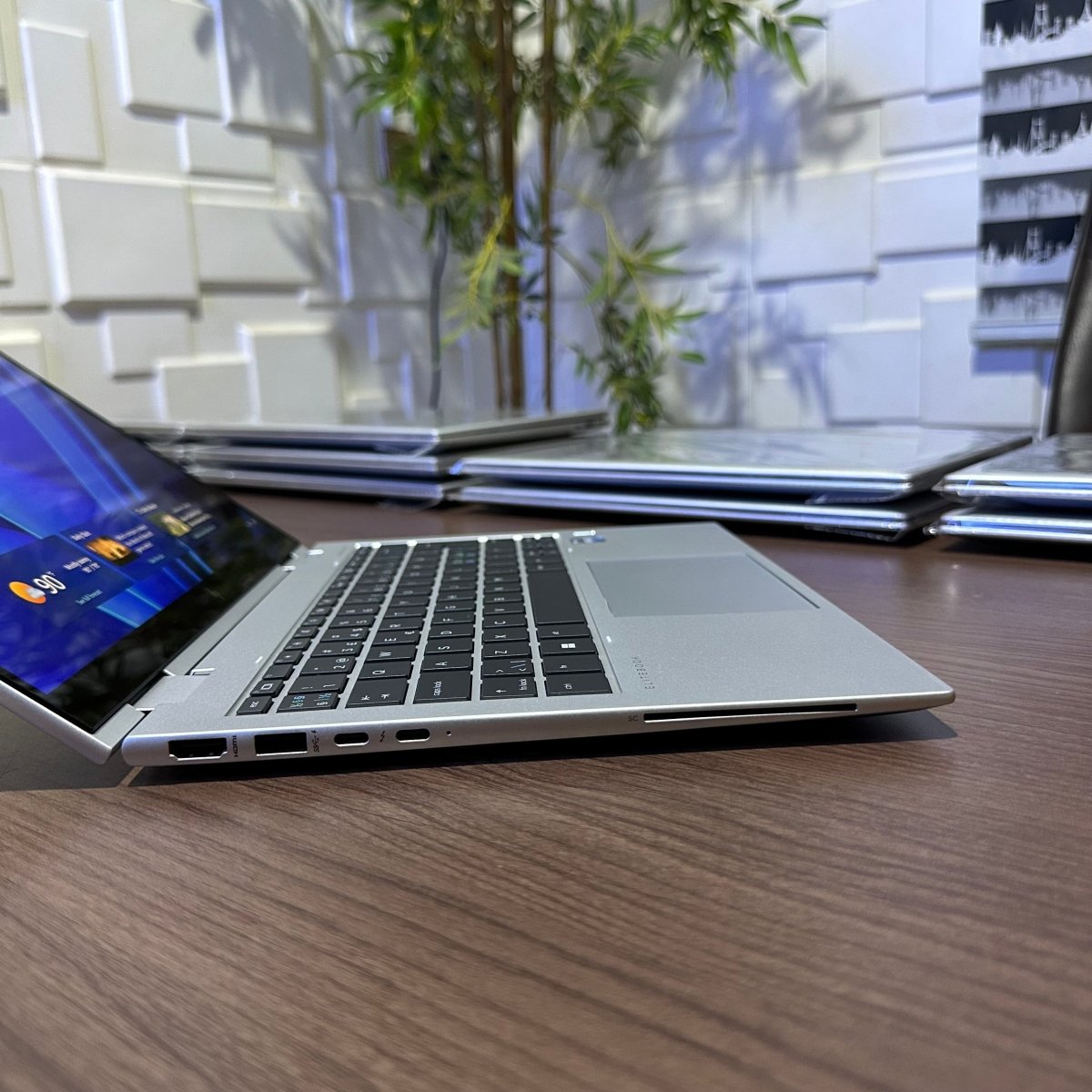 HP Elite x360 1040 G9 2 - in - 1 - 12th Gen Intel Core i5 - 256GB SSD - 16GB RAM - Touchscreen - Keyboard Light