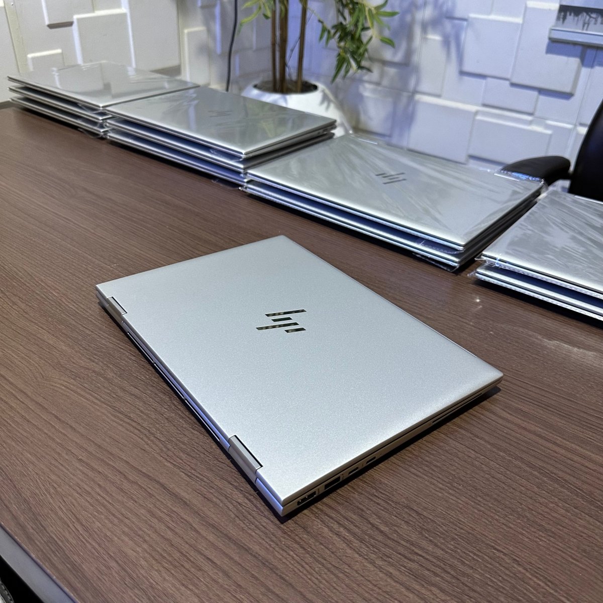 HP Elite x360 1040 G9 2 - in - 1 - 12th Gen Intel Core i5 - 256GB SSD - 16GB RAM - Touchscreen - Keyboard Light