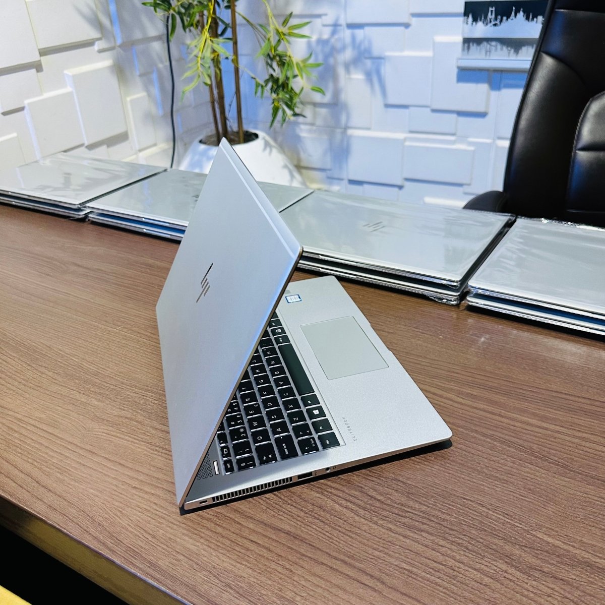 HP EliteBook 1040 G4 - 7th Gen. Intel Core i5 - 256GB SSD - 8GB RAM - Keyboard Light - Touchscreen