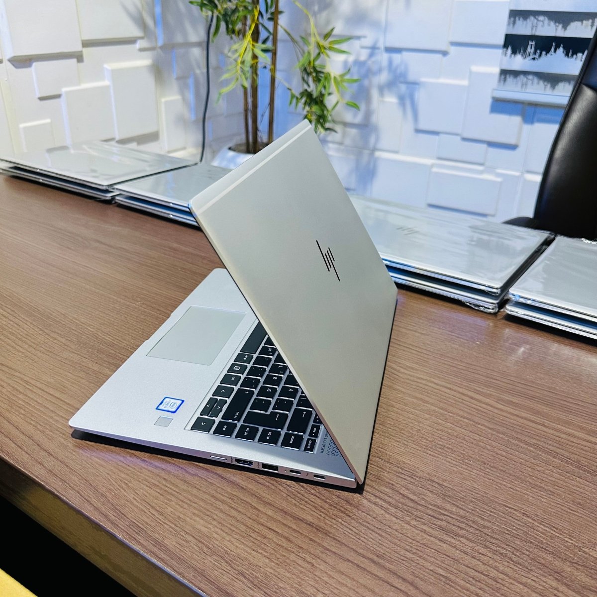 HP EliteBook 1040 G4 - 7th Gen. Intel Core i5 - 256GB SSD - 8GB RAM - Keyboard Light - Touchscreen