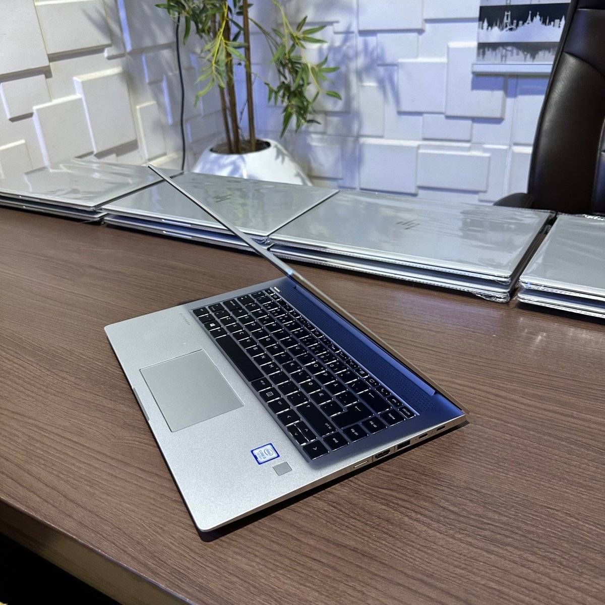 HP EliteBook 1040 G4 - 7th Gen. Intel Core i7 - 256GB SSD - 16GB RAM - Keyboard Light - Touchscreen
