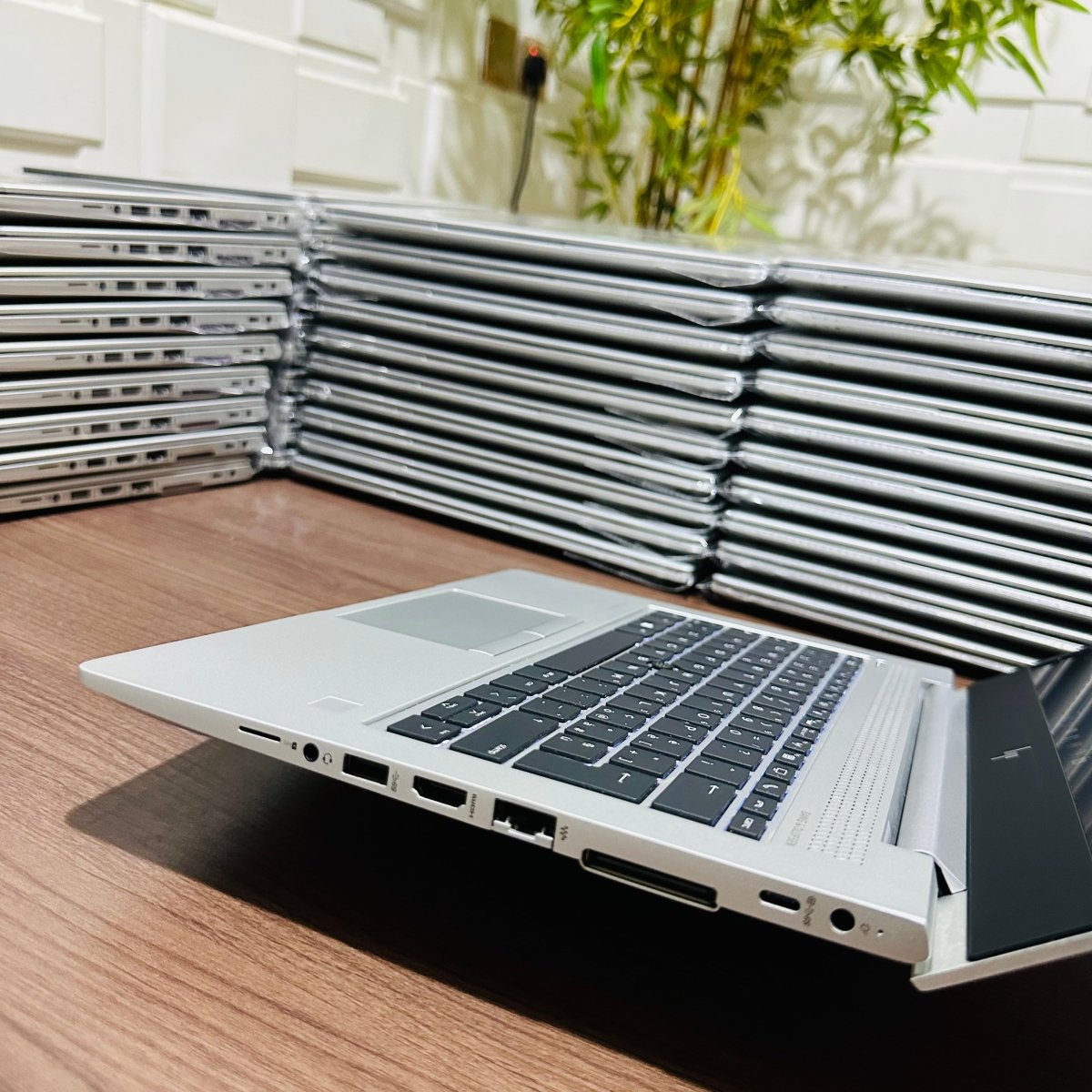 HP EliteBook 735 G5 | AMD Ryzen 5 Pro 2500U | 8GB RAM | 256GB SSD | 1GB Dedicated Graphics | Full HD | Backlit Keyboard