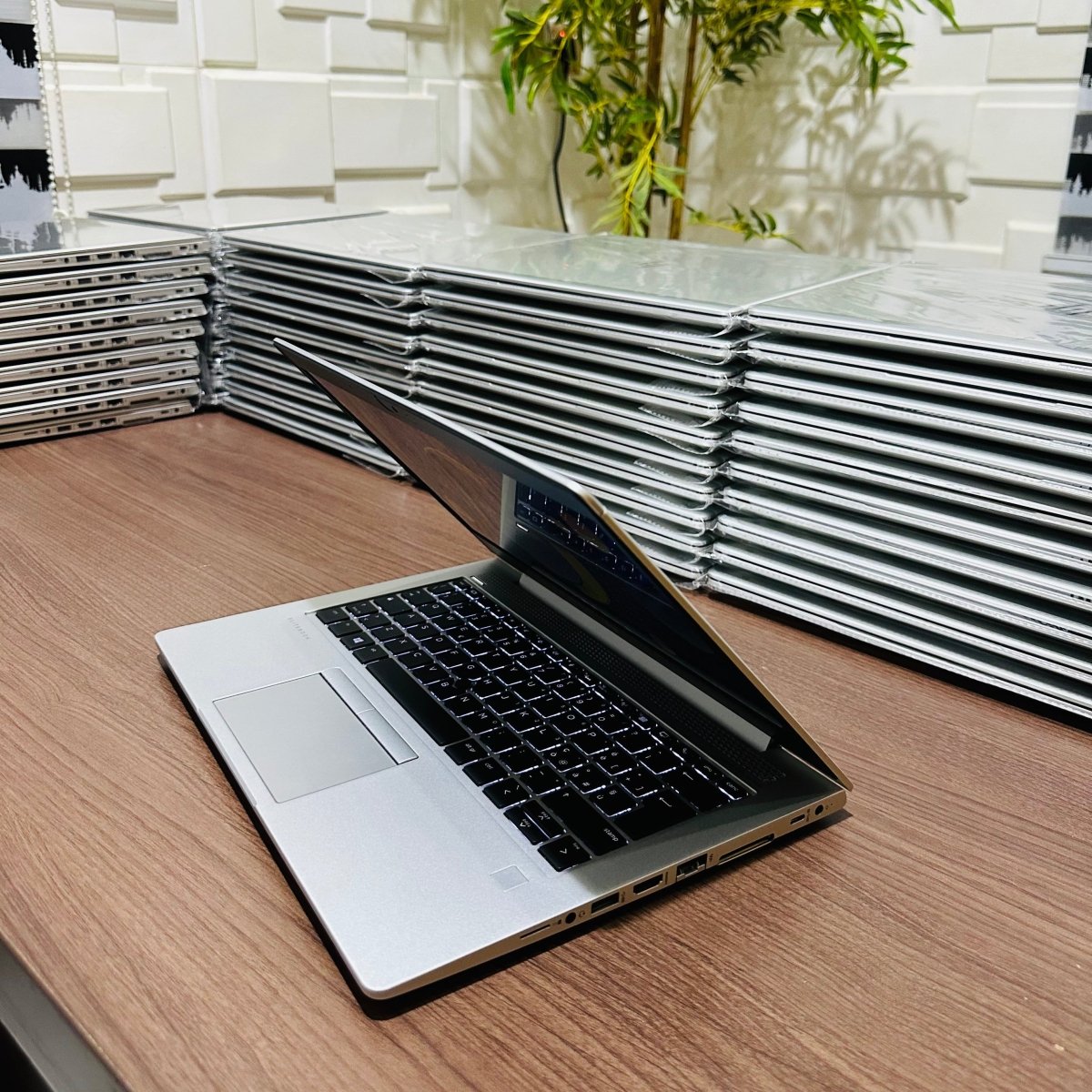 HP EliteBook 735 G5 | AMD Ryzen 5 Pro 2500U | 8GB RAM | 256GB SSD | 1GB Dedicated Graphics | Full HD | Backlit Keyboard