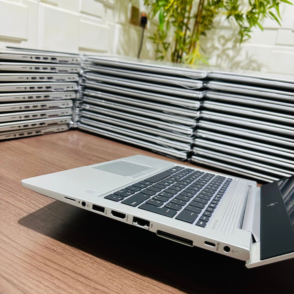 HP EliteBook 735 G6 - AMD Ryzen 5 Pro - 256GB SSD - 8GB RAM - 2GB Dedicated Graphics - Keypad Light