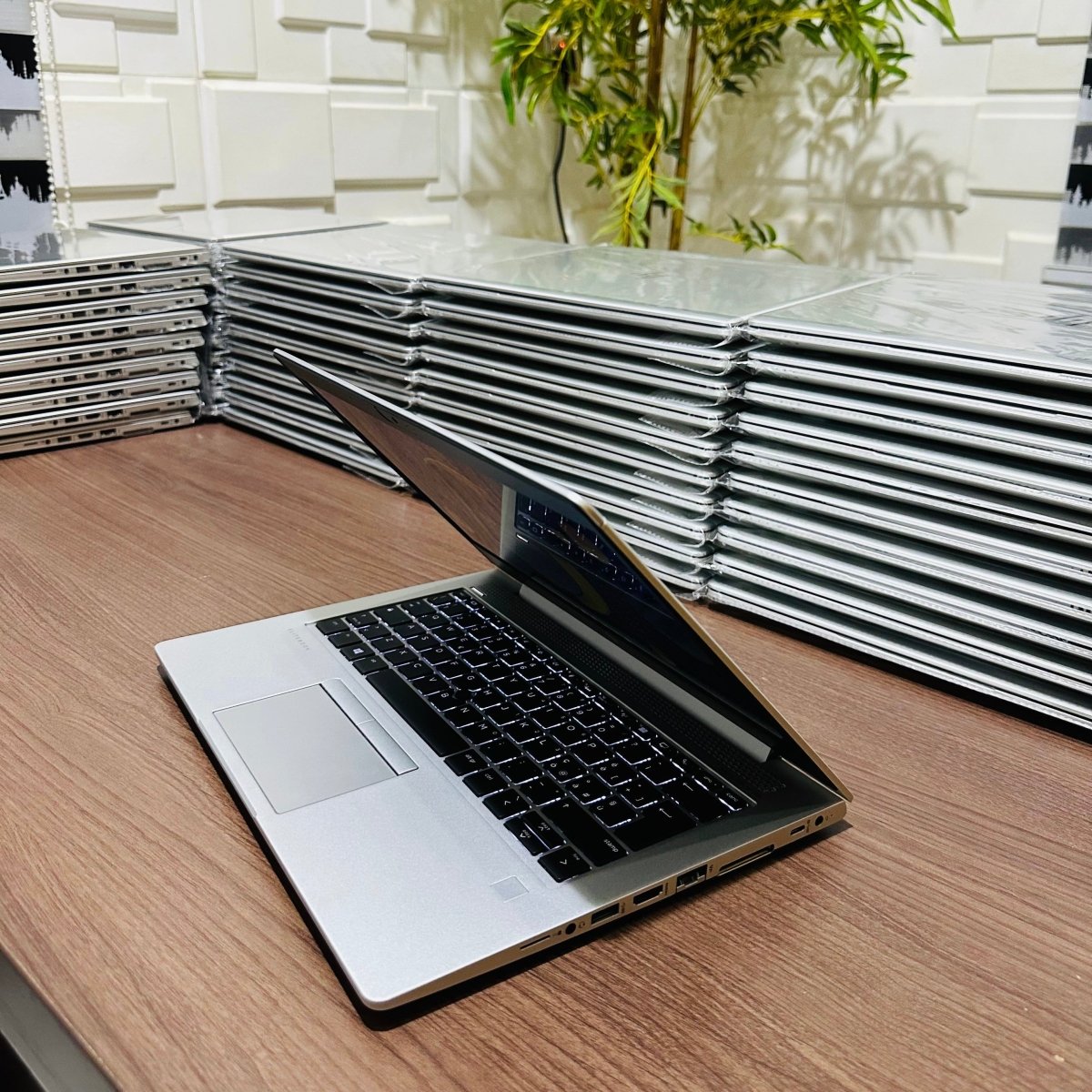 HP EliteBook 735 G6 - AMD Ryzen 5 Pro - 256GB SSD - 8GB RAM - 2GB Dedicated Graphics - Keypad Light