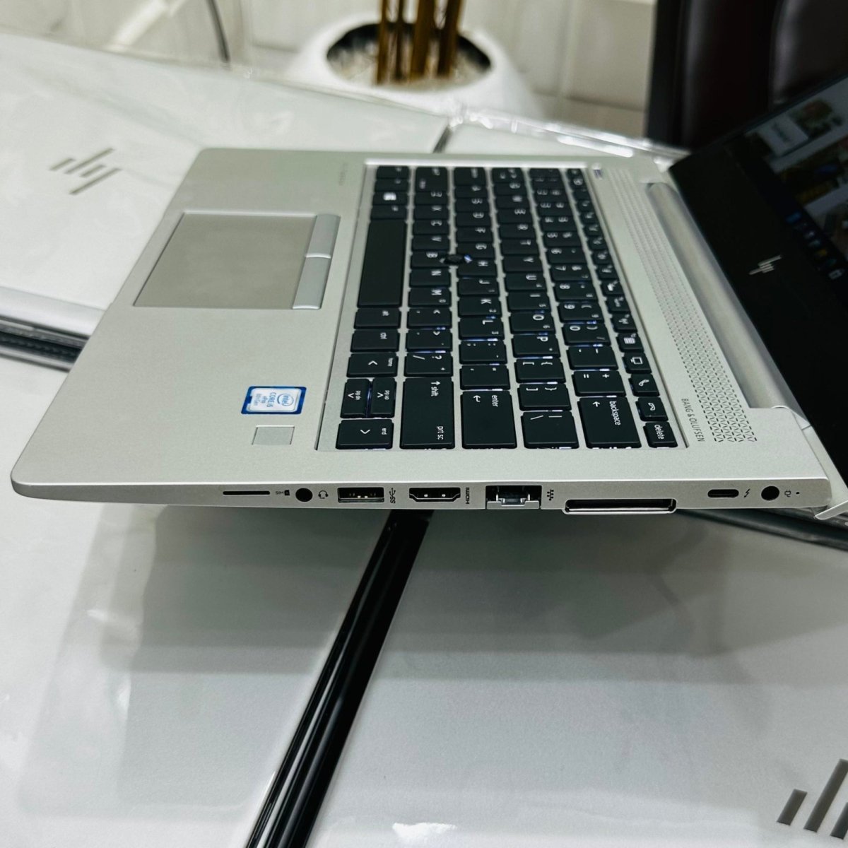 HP EliteBook 830 G5 - 8th Gen. Intel Core i7 - 256GB SSD - 8GB RAM - Keypad Light