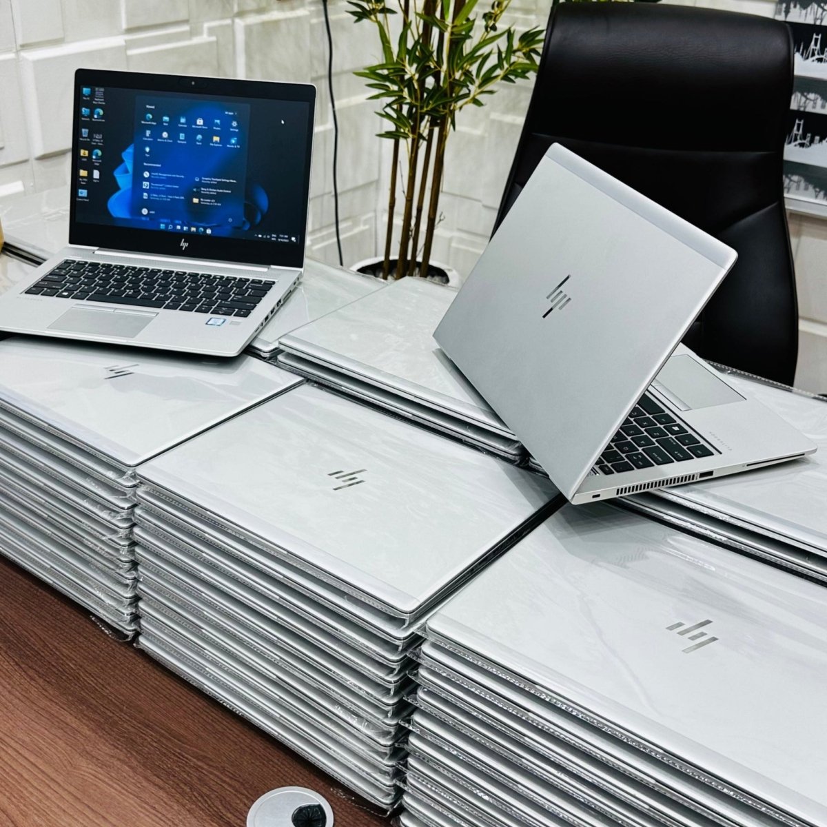 HP EliteBook 830 G5 - 8th Gen. Intel Core i7 - 256GB SSD - 8GB RAM - Keypad Light