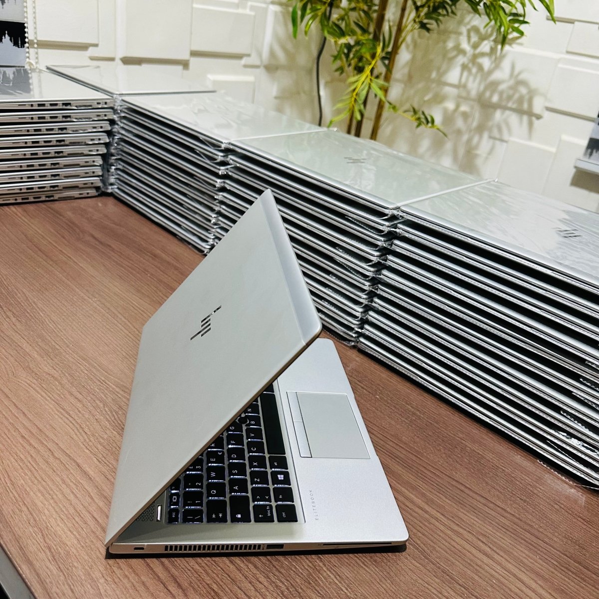 HP EliteBook 830 G6 - 8th Gen. Intel Core i5 - 256GB SSD - 8GB RAM - Keyboard Light - Touchscreen - Face ID