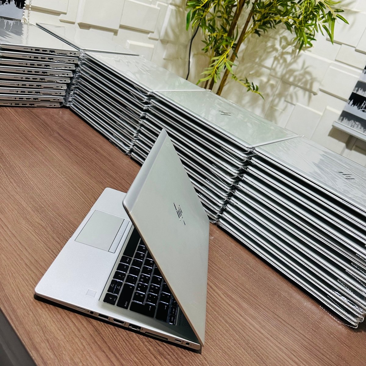 HP EliteBook 830 G6 - 8th Gen. Intel Core i5 - 256GB SSD - 8GB RAM - Keyboard Light - Touchscreen - Face ID