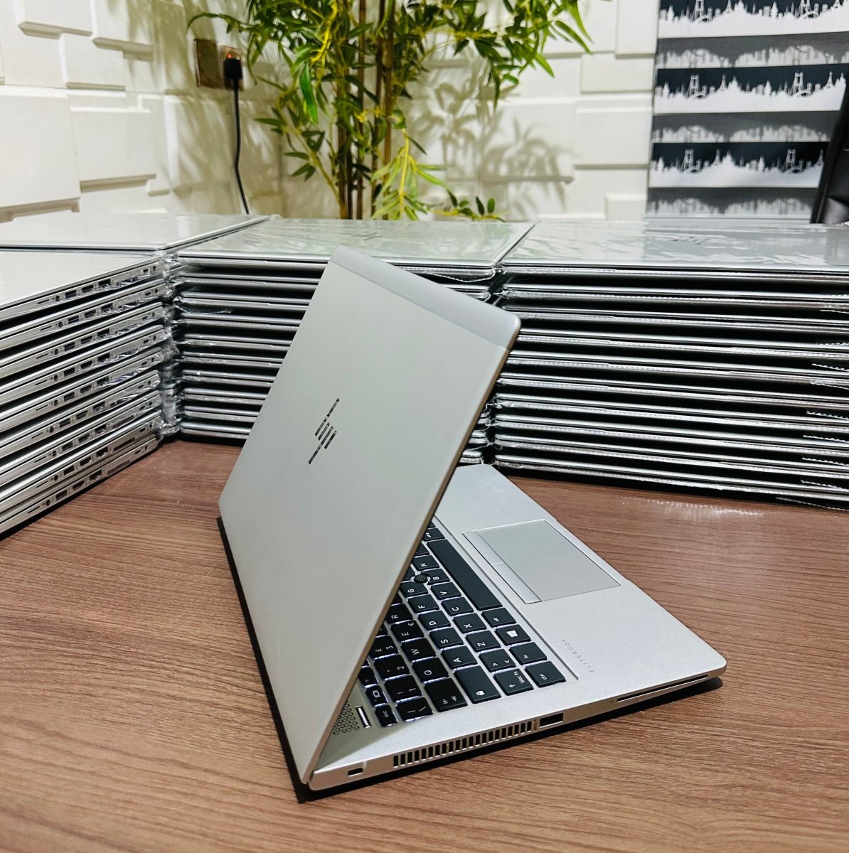 HP EliteBook 830 G6 - 8th Gen. Intel Core i5 - 256GB SSD - 8GB RAM - Keyboard Light - Touchscreen - Face ID