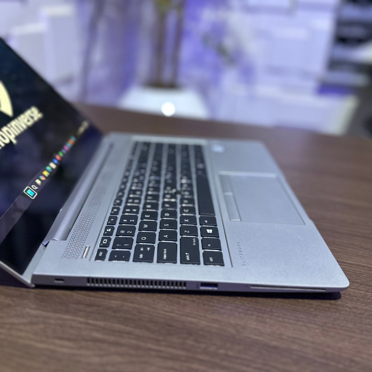 HP EliteBook 840 G5 - 7th Gen. Intel Core i5 - 256GB SSD - 8GB RAM - Keypad Light - Touchscreen