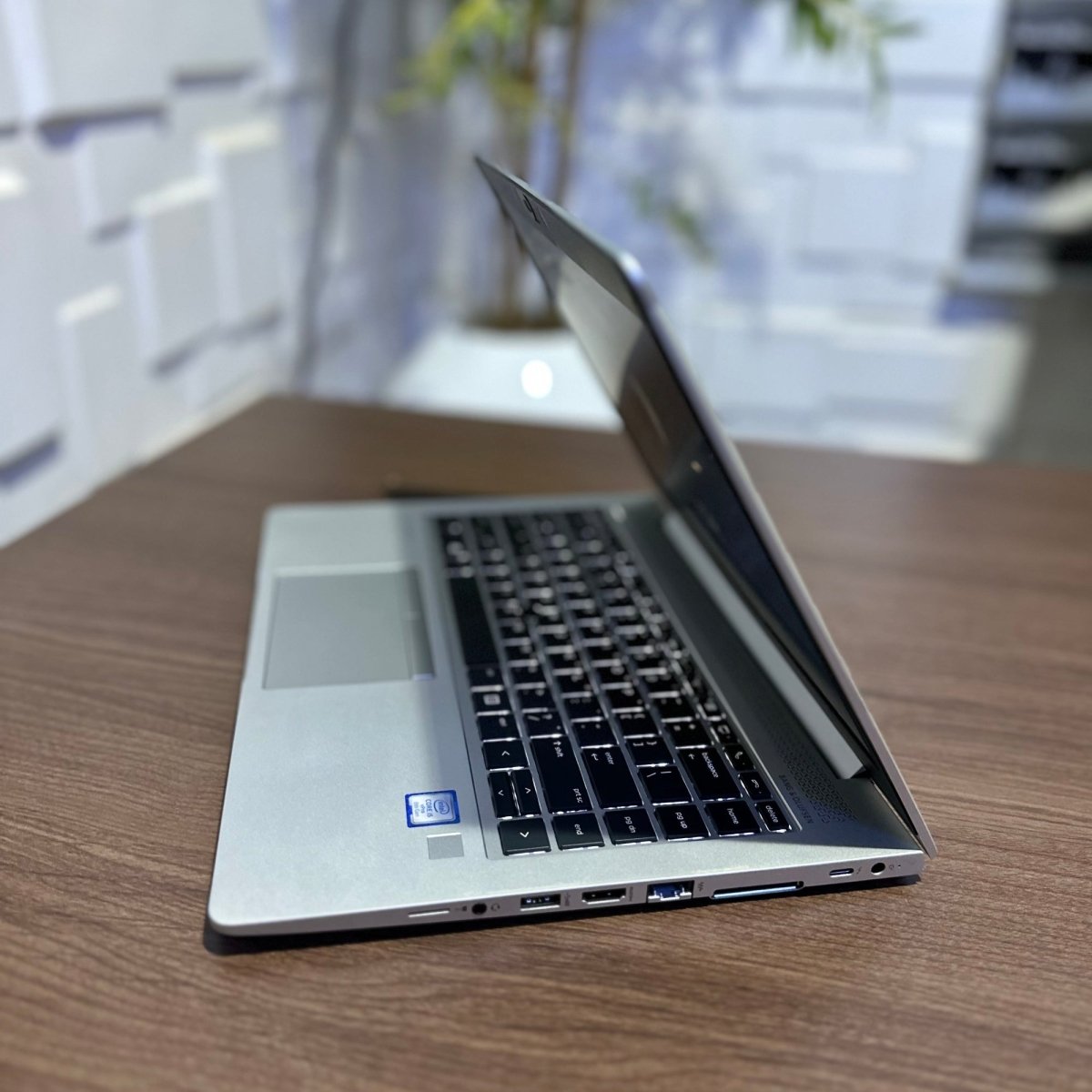 HP EliteBook 840 G6 - 8th Gen. Intel Core i5 - 256GB SSD - 8GB RAM - Keypad Light - Touchscreen