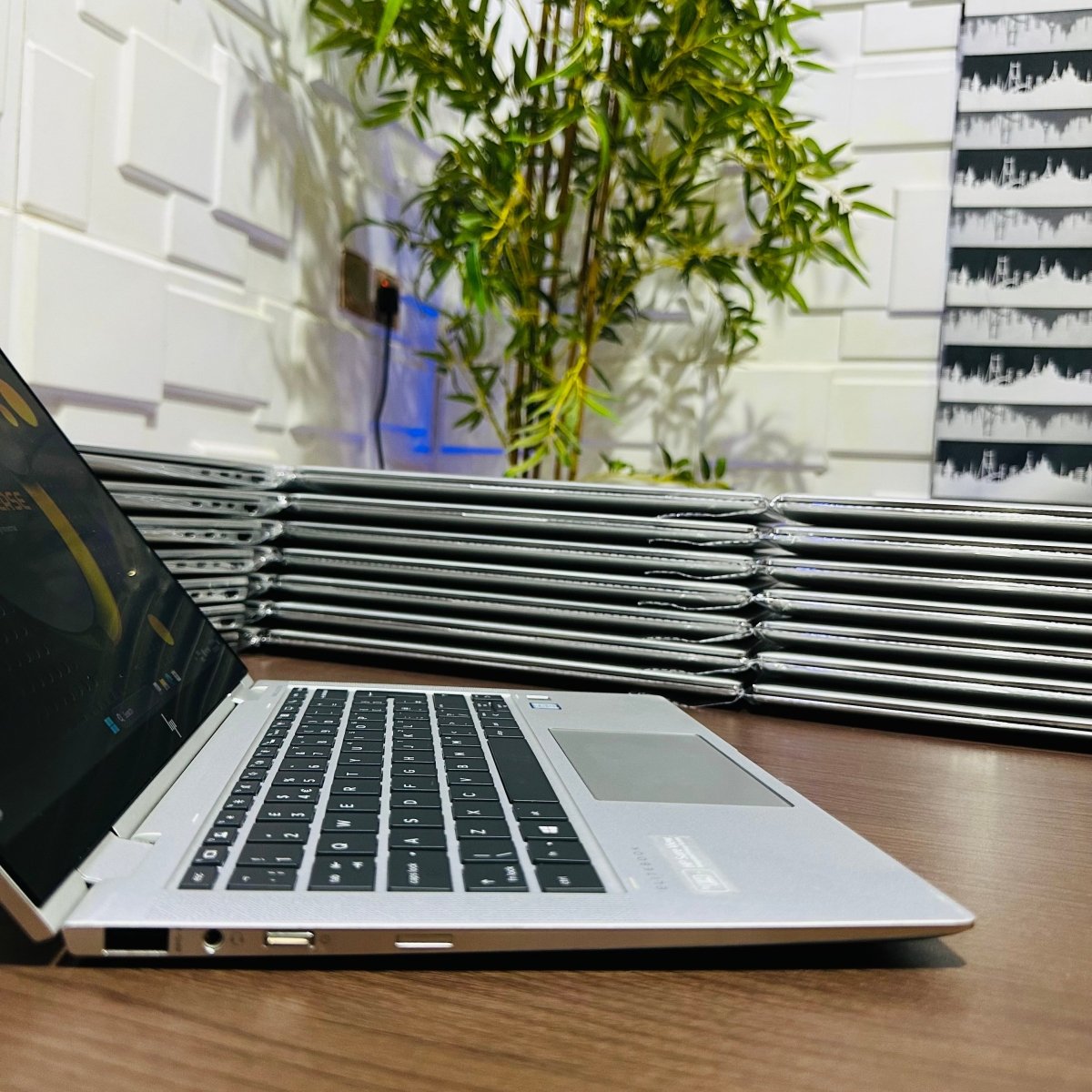 HP EliteBook x360 1030 G4 - 8th Gen. Intel Core i5 - 256GB SSD - 8GB RAM - Keyboard Light - Touchscreen