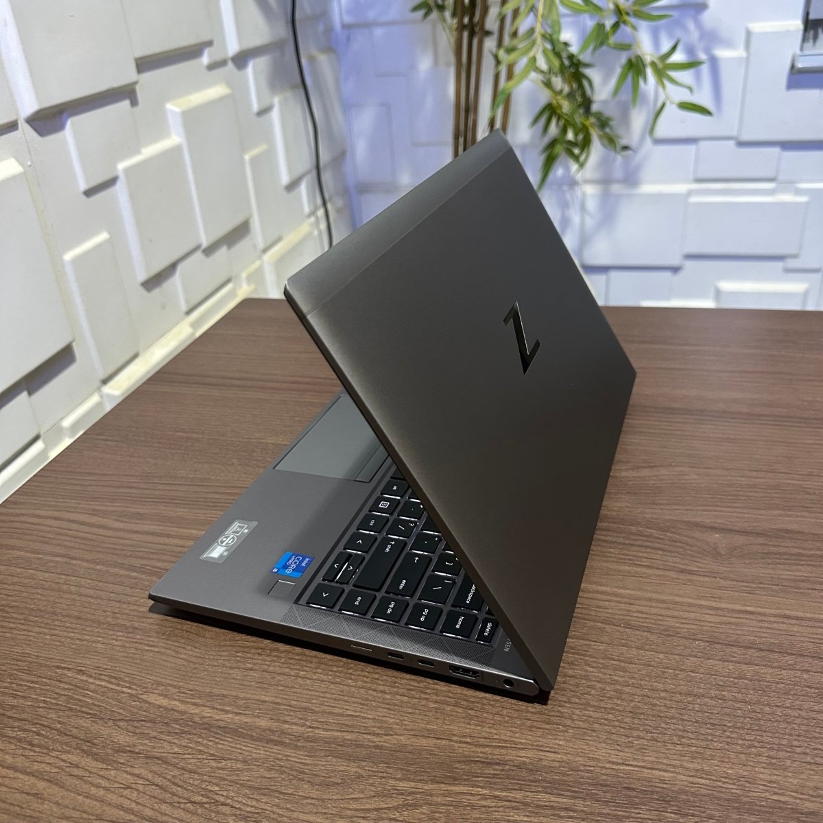 HP zBook Firefly 14 G8 - 11th Gen Intel Core i5 - 256GB SSD - 16GB RAM - Keyboard Light