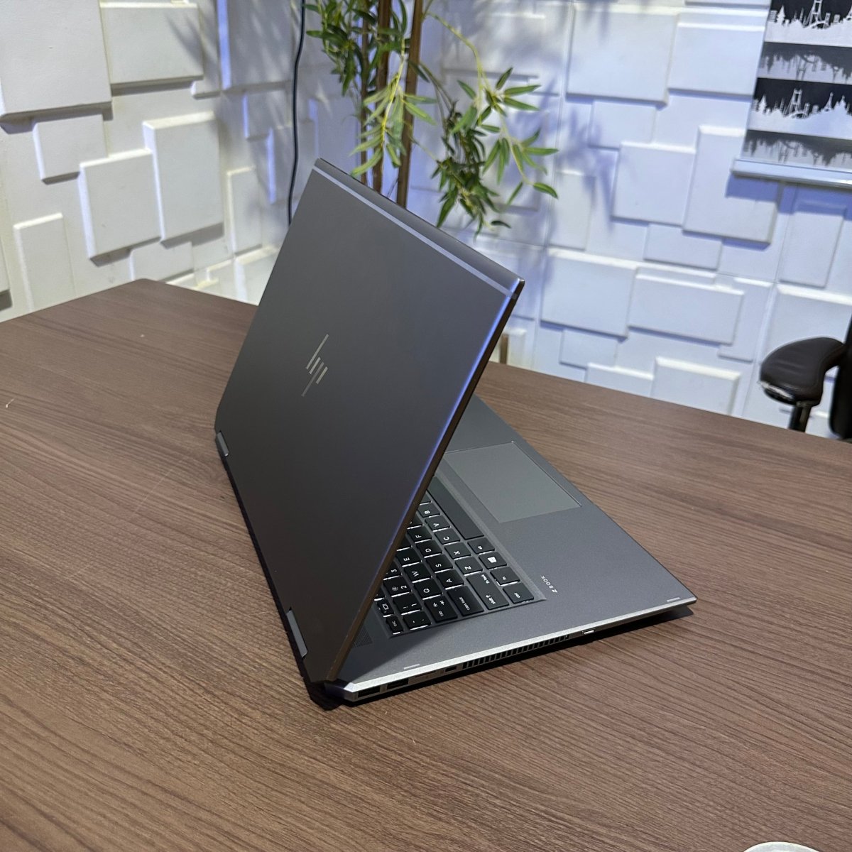 HP zBook Studio G5 - Intel Xeon E - 2186M - 512GB SSD - 16GB RAM - 4GB Nvidia Quadro - keyboard Light