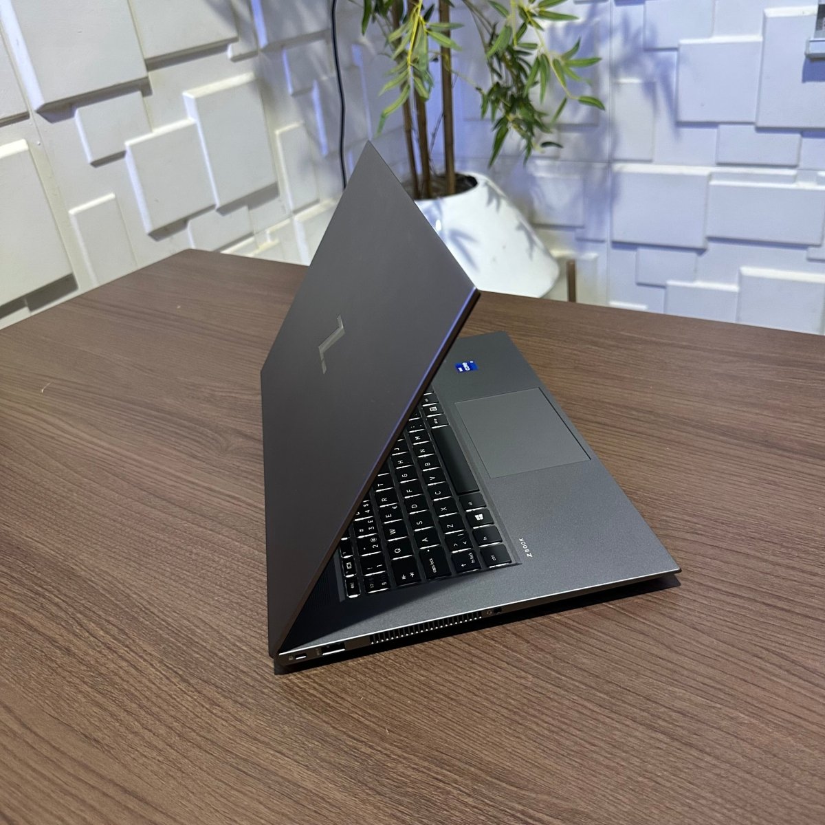 HP zBook Studio G8 - 11th Gen. Intel Core i7 - 512GB SSD - 16GB RAM - 4GB Nvidia T1200 - Keyboard Light