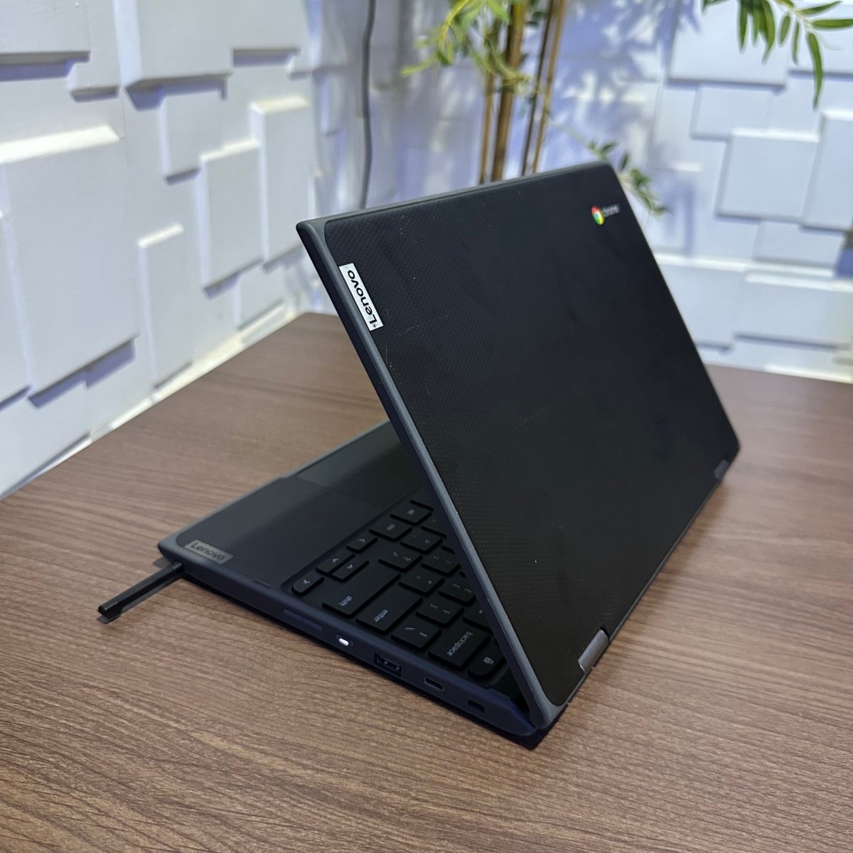 Lenovo 500e Chromebook 2nd Gen - Intel Celeron N4100 - 32GB eMMC - 4GB RAM - x360 Touchscreen