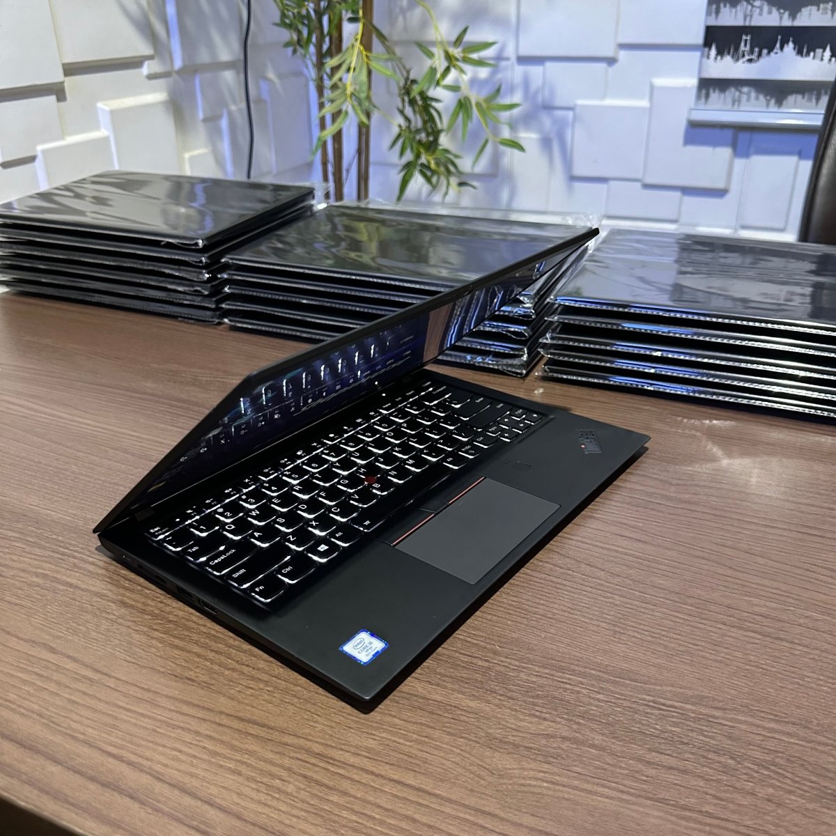 Lenovo 6th Generation ThinkPad X1 Carbon - 8th Gen Intel Core i7 - 256GB SSD - 16GB RAM - Keyboard Light - Touchscreen