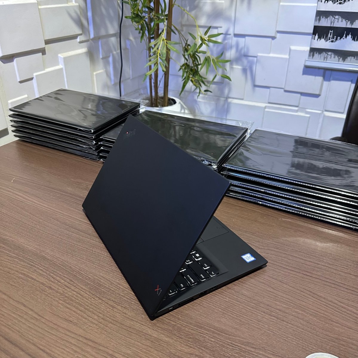 Lenovo 6th Generation ThinkPad X1 Carbon - 8th Gen Intel Core i7 - 256GB SSD - 16GB RAM - Keyboard Light - Touchscreen