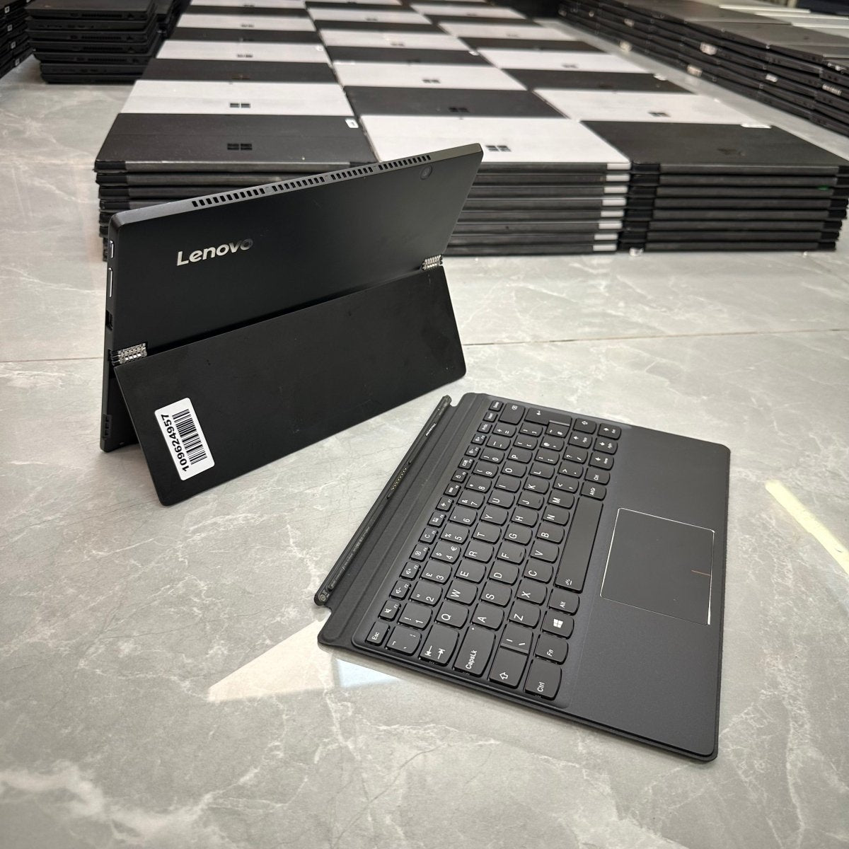 Lenovo MIIX 720 - 7th Gen. Intel Core i5 - 256GB SSD - 8GB RAM - Keyboard Light - Touchscreen