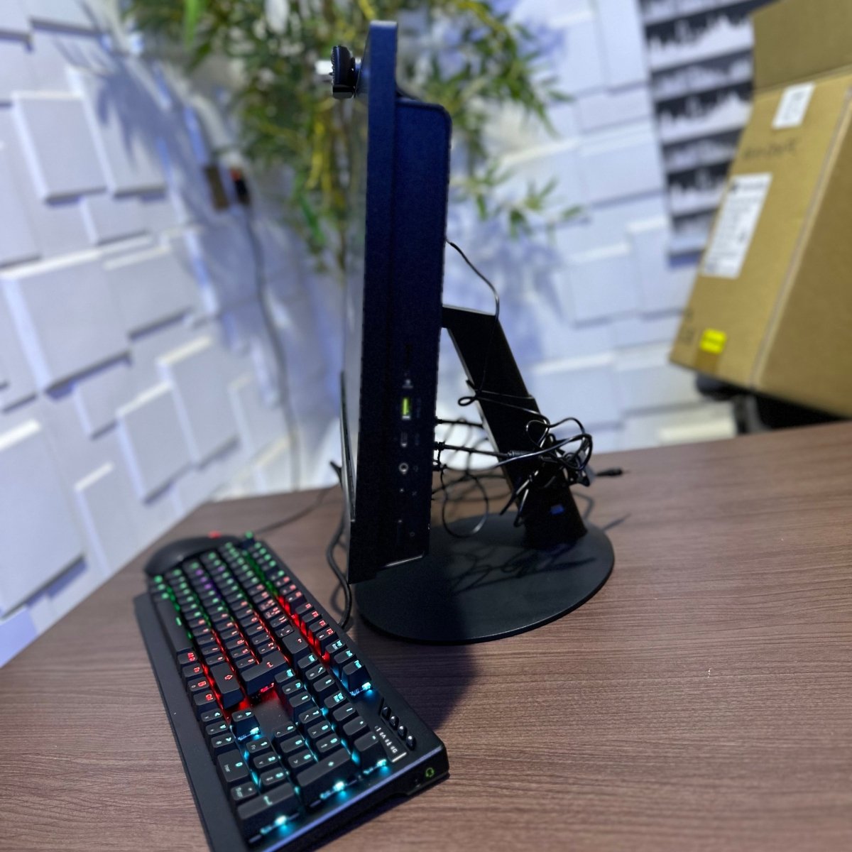 Lenovo ThinkCentre M820z All - in - One - 8th Gen. Intel Core i5 - 256GB SSD - 16GB RAM