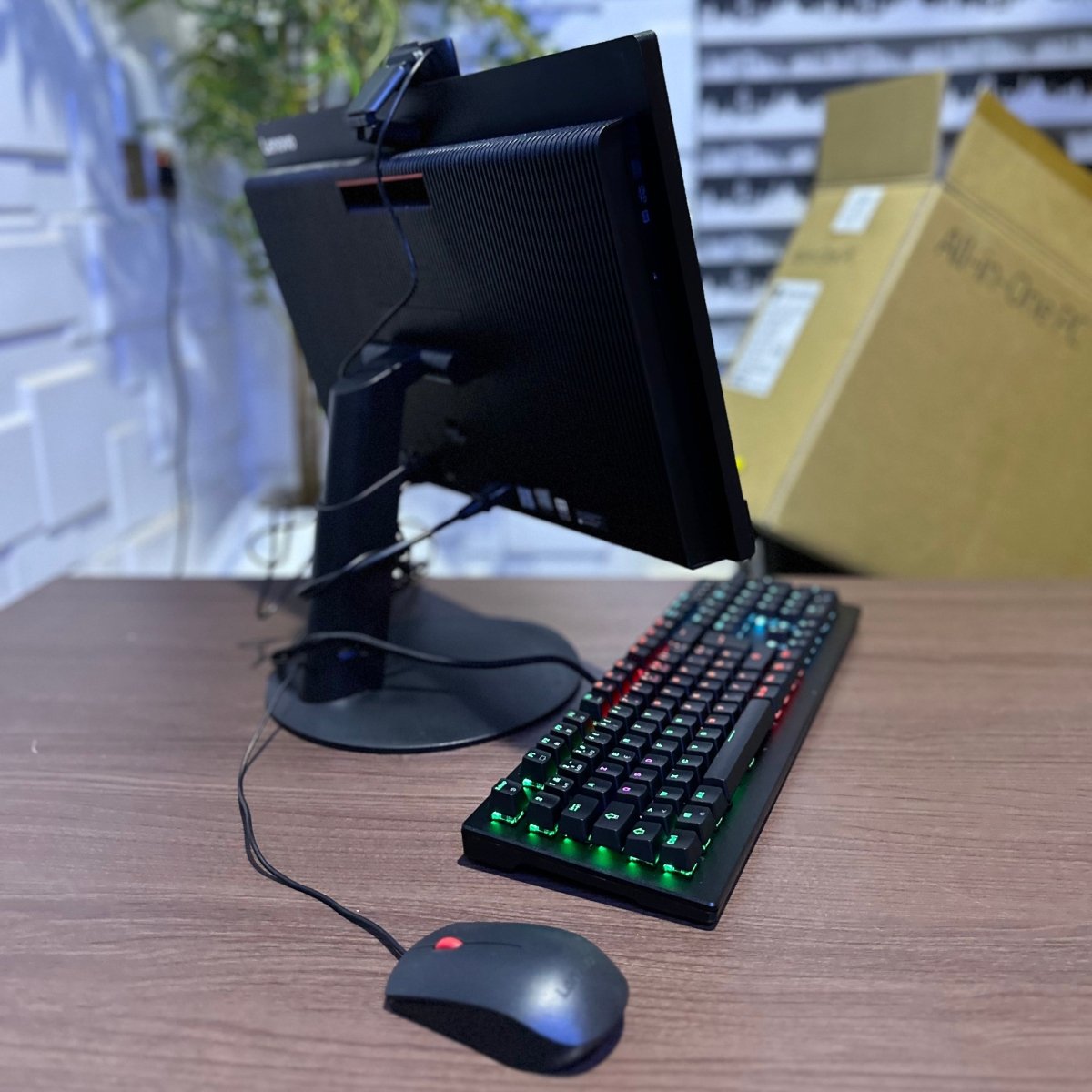 Lenovo ThinkCentre M820z All - in - One - 8th Gen. Intel Core i5 - 256GB SSD - 16GB RAM