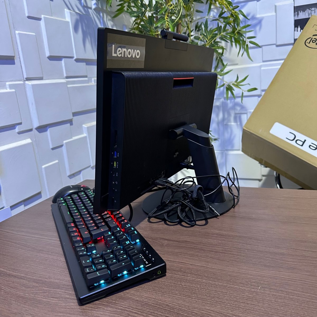 Lenovo ThinkCentre M920z All in One Desktop - 8th Gen. Intel Core i5 - 512GB SSD - 16GB RAM - Touchscreen