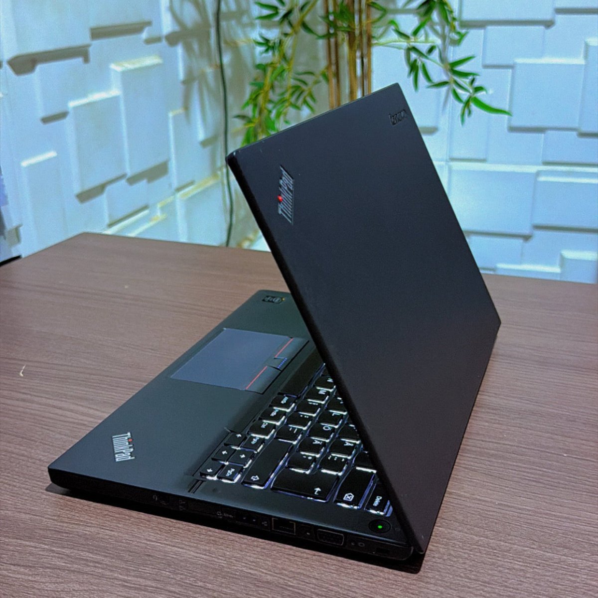 Lenovo ThinkPad T450 | Core i5 | 8GB RAM | 500GB HDD | Backlit Keyboard | Dual Battery System
