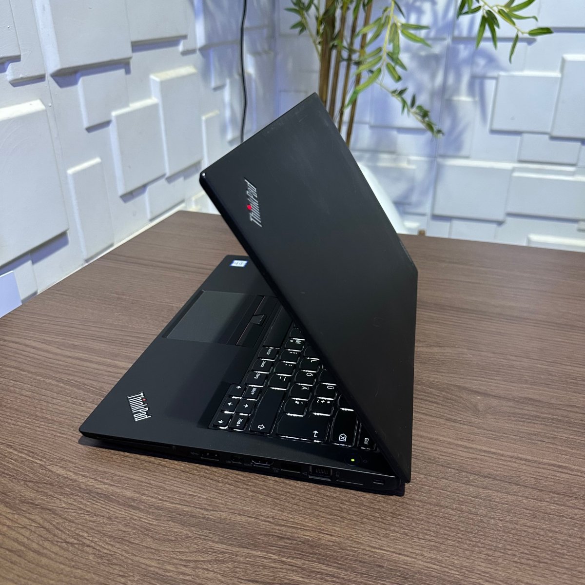 Lenovo ThinkPad T460s - 6th Gen. Intel Core i7 - 256GB SSD - 8GB RAM - Keyboard Light - 2 Batteries