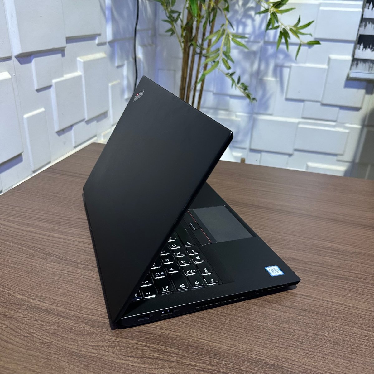 Lenovo ThinkPad T460s - 6th Gen. Intel Core i7 - 256GB SSD - 8GB RAM - Keyboard Light - 2 Batteries